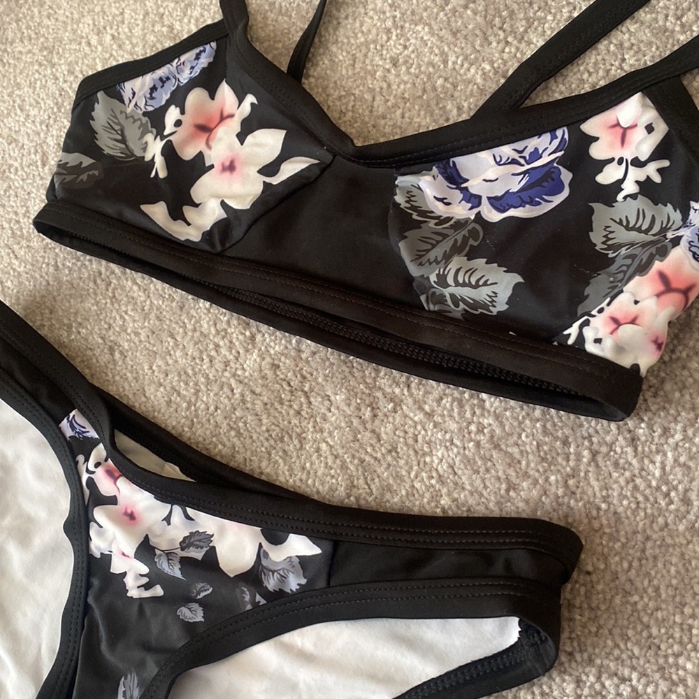 Bikini - Picture 2 of 3